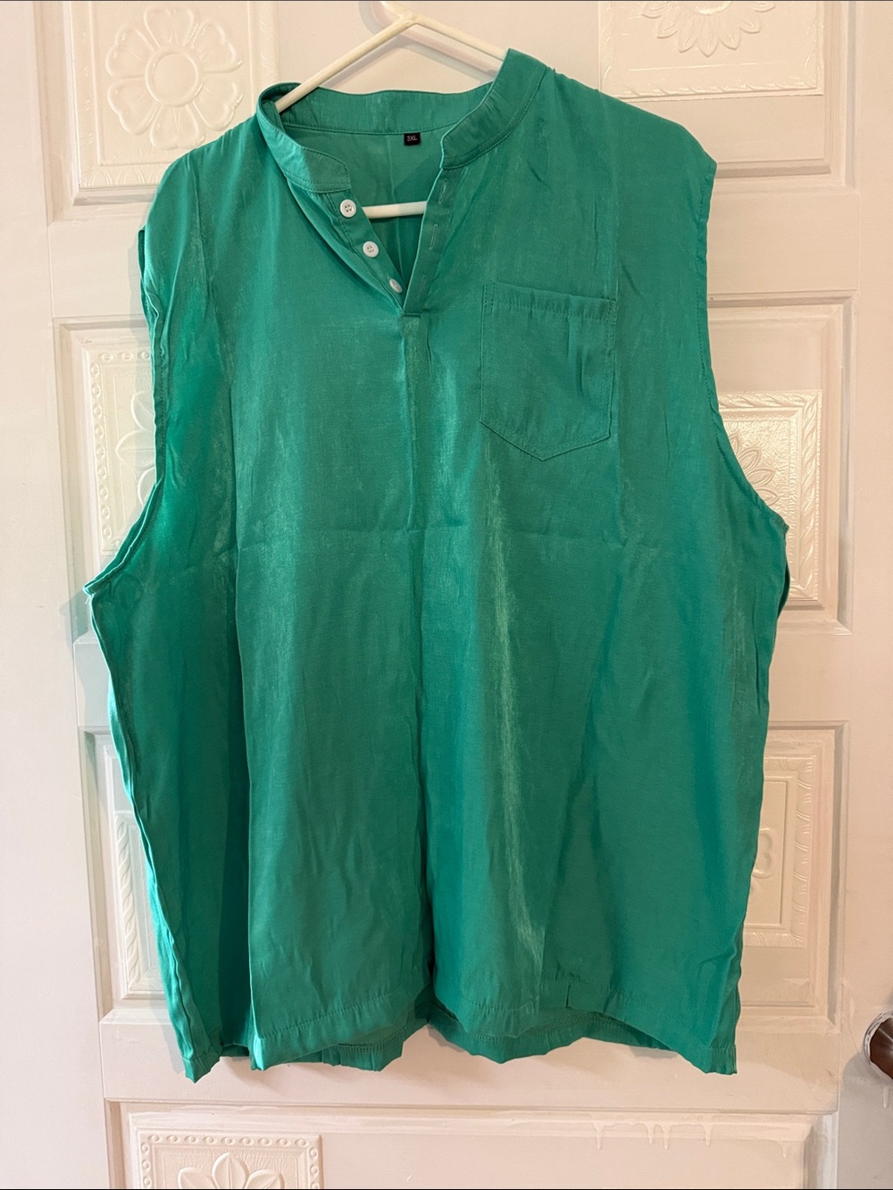 NWOT Sleeveless blouse size 3xl, shiny green color.